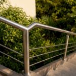 Zoom sur la rambarde en métal d’un escalier extérieur