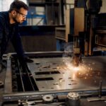 Découpe au laser de tôles en acier inoxydable en atelier