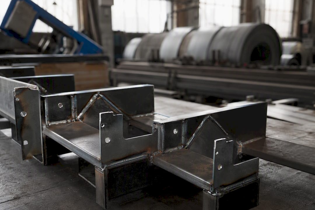 Gros plan sur la fabrication sur mesure d’un escalier en acier