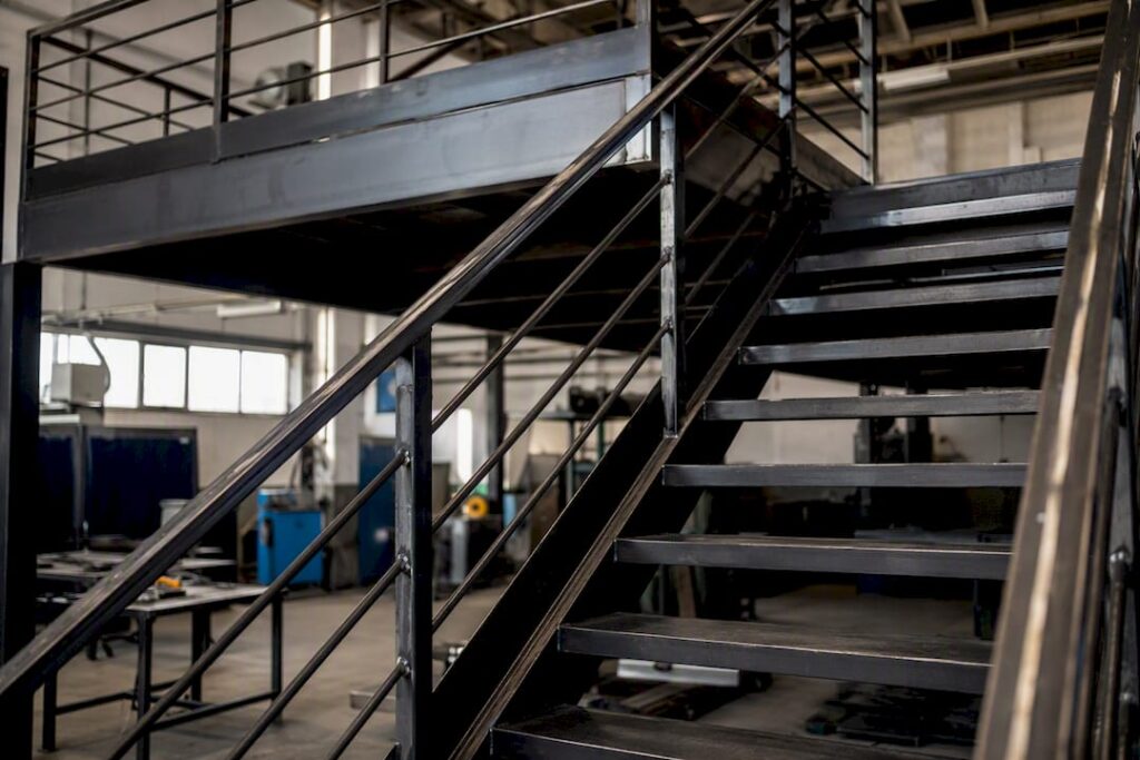 Escalier industriel en métal pour mezzanine installé