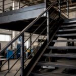 Escalier industriel en métal pour mezzanine installé