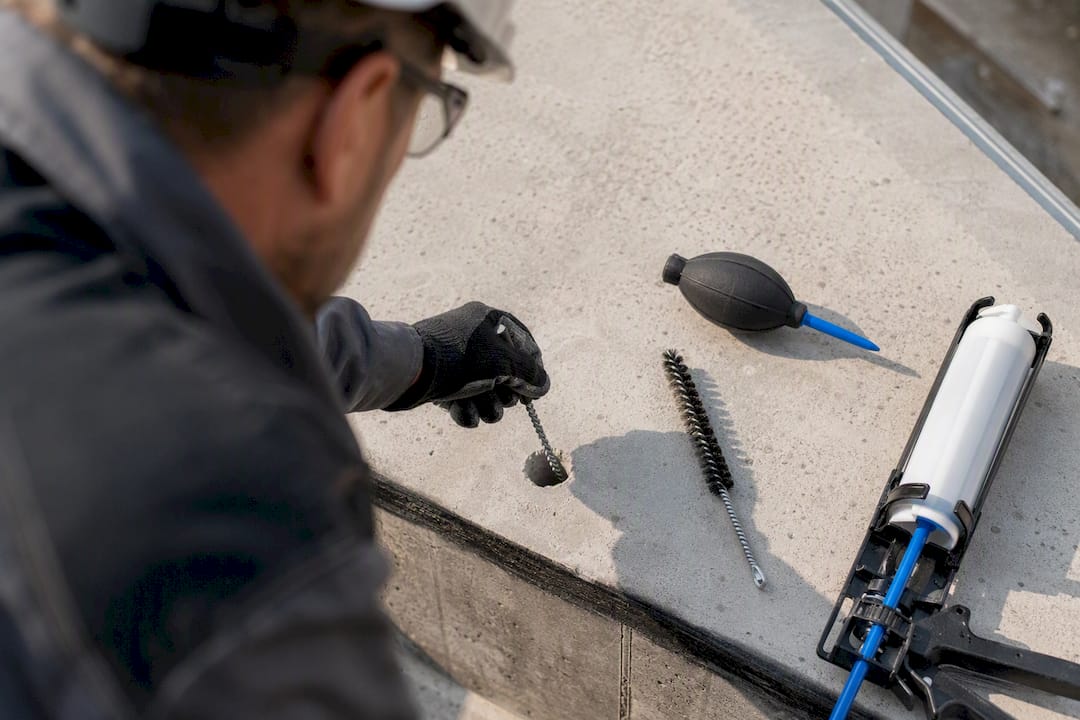 Outils pour préparer un scellement chimique dans le béton