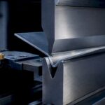 Tôle pliée à l'aide d'une presse plieuse industrielle