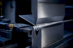 Tôle pliée à l'aide d'une presse plieuse industrielle