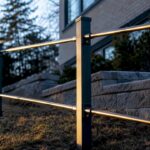 Détail d’une clôture métallique sur un terrain en pente