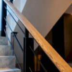 Gros plan sur une main courante en bois et métal