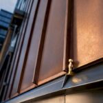 Détail d'une façade architecturale en cuivre