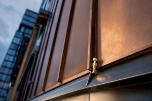 Détail d'une façade architecturale en cuivre