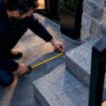 Prise de mesures partielle d'un escalier extérieur résidentiel