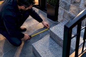 Prise de mesures partielle d'un escalier extérieur résidentiel