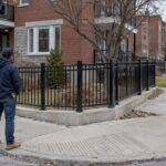 Clôture en métal pour une maison le long d’un trottoir montréalais
