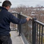 Entrepreneur prenant les mesures d’un garde-corps de balcon