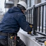 Pose hivernale d’un garde-corps métallique