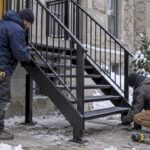Installation d’un escalier en métal en hiver