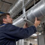 Technicien contrôlant un support de conduit métallique