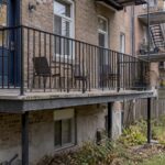 Montréal balcony railing above the yard