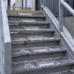 Pare-neige sur un escalier métallique enneigé