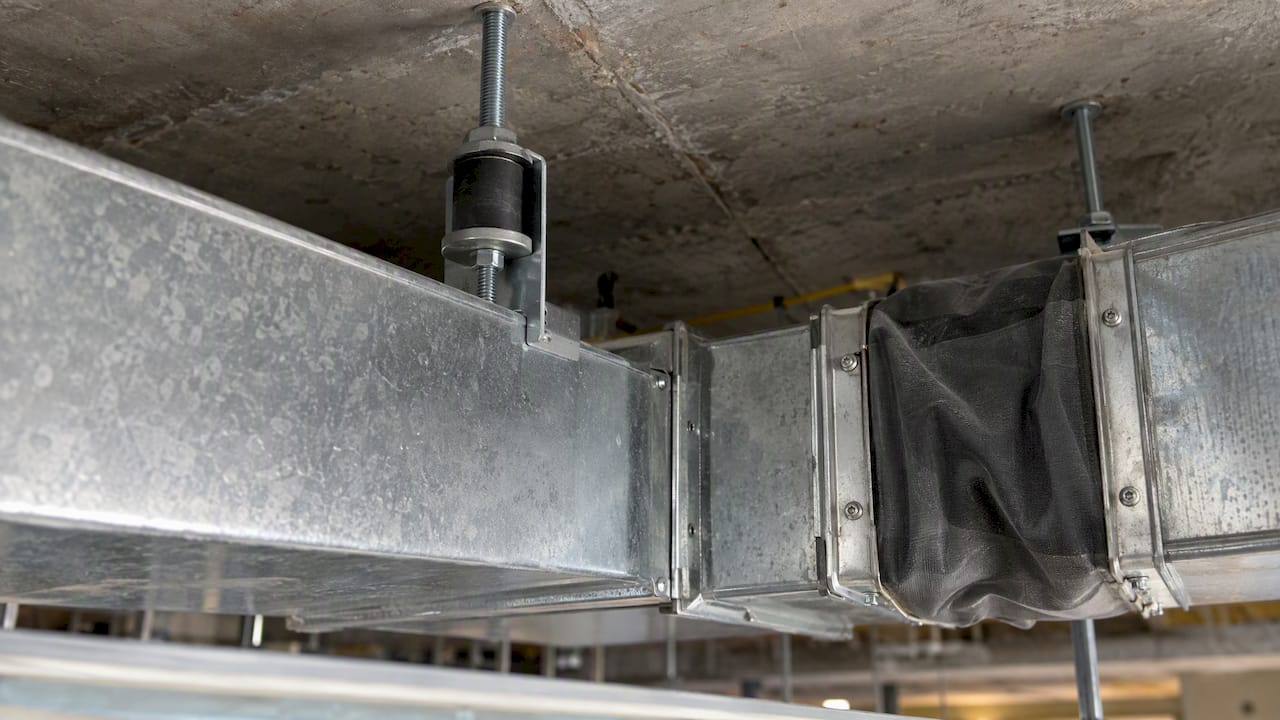 Suspension antivibratoire entre le conduit et la dalle