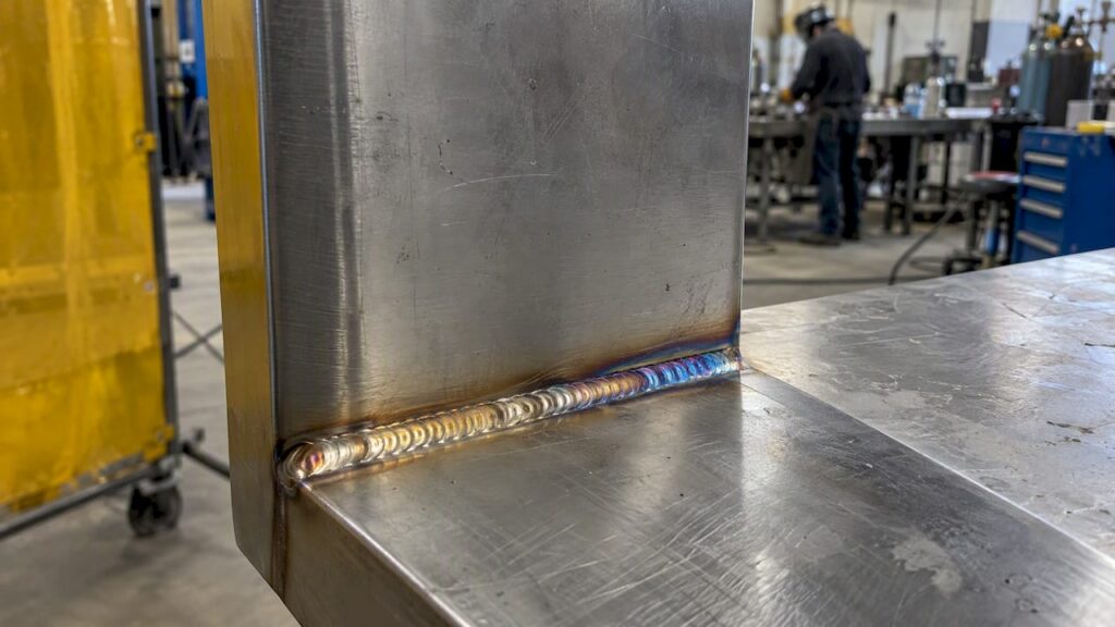 Couleurs thermiques visibles sur une soudure en inox