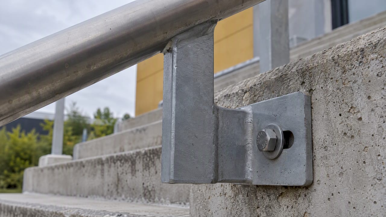 Boulon dans une fixation oblongue de main courante